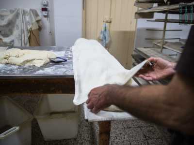 ...coprendoli con un panno per farli lievitare
